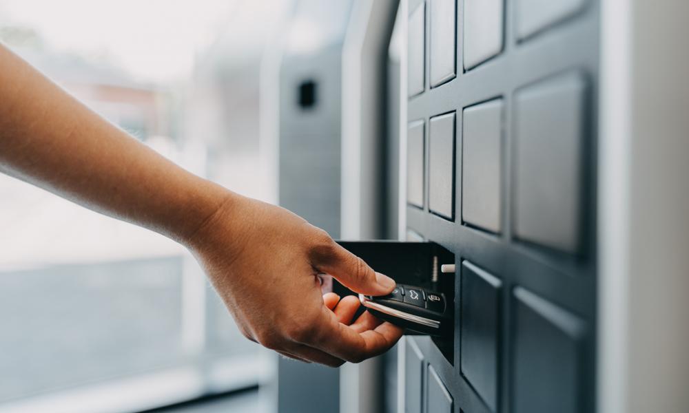 Kioskerne kan placeres både inde og ude – står den ude, kan kunderne hente og aflevere uden for almindelig åbningstid. Kioskerne kan placeres både inde og ude – står den ude, kan kunderne hente og aflevere uden for almindelig åbningstid.
