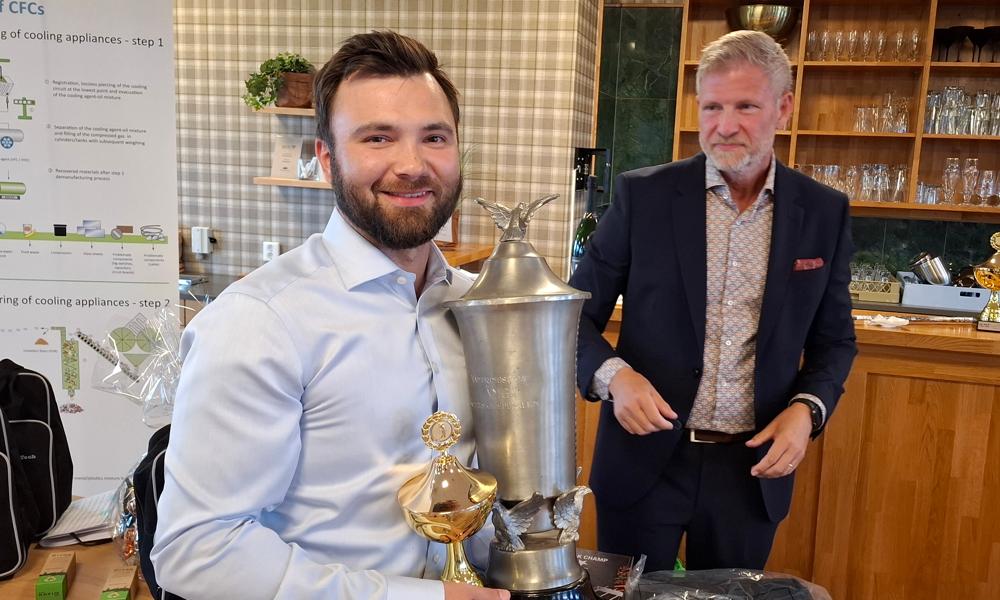 Totalvinnaren Simon Nordin Persson från EWGroup tar emot priset av Jerker Evaldsson, Recycling. Totalvinnaren Simon Nordin Persson från EWGroup tar emot priset av Jerker Evaldsson, Recycling.