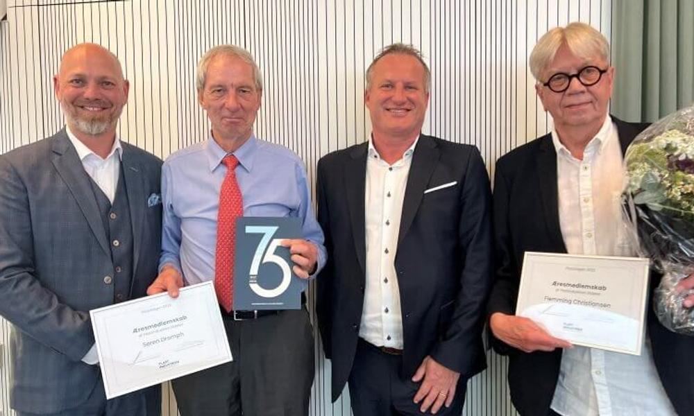 Plastindustrien udnævnte i 2022 to nye æresmedlemmer - Søren Dromph og Flemming Christiansen. Her ses Flemming yderst til højre. På billedet ses desuden Plastindustriens adm. direktør, Thomas Drustrup (tv) og bestyrelsesformand, Søren Ulstrup (mellem æresmedlemmerne). Plastindustrien udnævnte i 2022 to nye æresmedlemmer - Søren Dromph og Flemming Christiansen. Her ses Flemming yderst til højre. På billedet ses desuden Plastindustriens adm. direktør, Thomas Drustrup (tv) og bestyrelsesformand, Søren Ulstrup (mellem æresmedlemmerne).