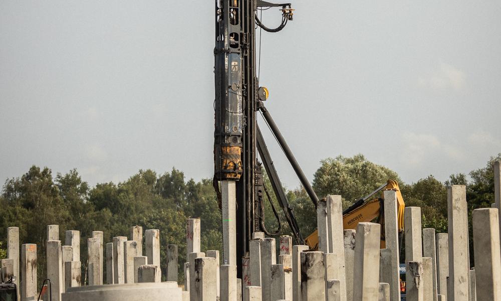 Hercules Fundering har brugt en LRH200-rambuk på 90 ton, og som i fuld højde måler næsten 30 meter, til funderingsopgaven ved Værket ved Regnemark i Bjæverskov mellem Ringsted og Køge. Hercules Fundering har brugt en LRH200-rambuk på 90 ton, og som i fuld højde måler næsten 30 meter, til funderingsopgaven ved Værket ved Regnemark i Bjæverskov mellem Ringsted og Køge.