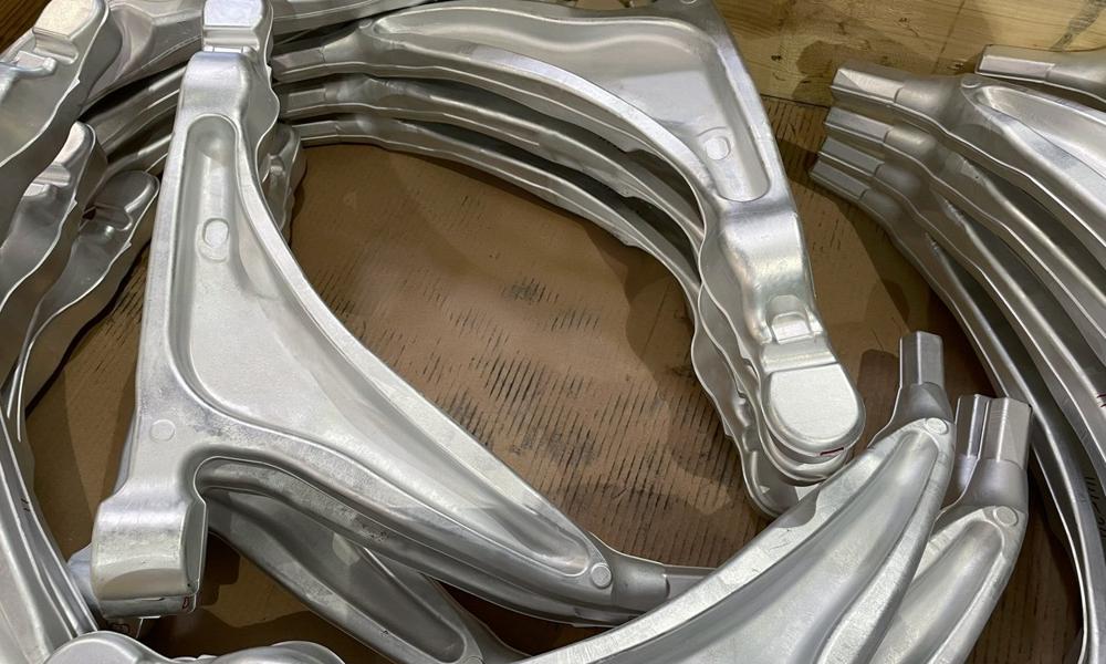 Bilindustrien: Raufoss Technology produserer leddarmer og andre aluminiumdeler till bilindustrien. Bilindustrien: Raufoss Technology produserer leddarmer og andre aluminiumdeler till bilindustrien.