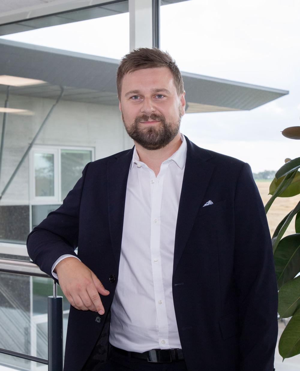 Jonas Bang Eriksen, salgsdirektør i DS Flexhal fra september 2024. Jonas Bang Eriksen, salgsdirektør i DS Flexhal fra september 2024.