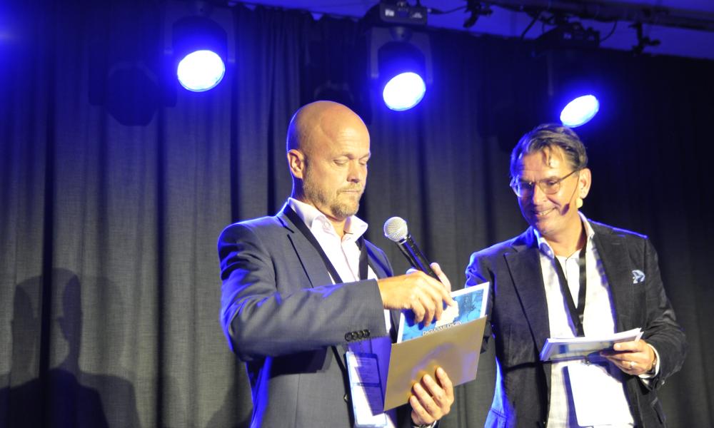 Magnus Rosén, vd Strongpoint, var inte bara med och diskuterade e-handel. I egenskap av kategoriägare delade han dessutom ut priset för Årets butik i Norrland. Magnus Rosén, vd Strongpoint, var inte bara med och diskuterade e-handel. I egenskap av kategoriägare delade han dessutom ut priset för Årets butik i Norrland.