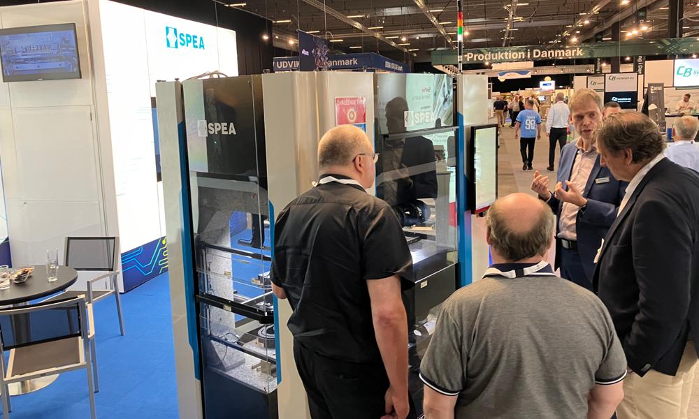 Anden dag på elektronikmessen E-24. Anden dag på elektronikmessen E-24.