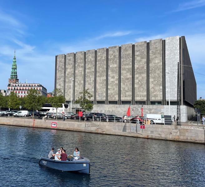 Nationalbanken blev bygget fra 1965 og næsten et årti frem. Bygningen ligger på Havneholmen i København og blev fredet af Slots- og Kulturstyrelsen i 2009. Nationalbanken blev bygget fra 1965 og næsten et årti frem. Bygningen ligger på Havneholmen i København og blev fredet af Slots- og Kulturstyrelsen i 2009.