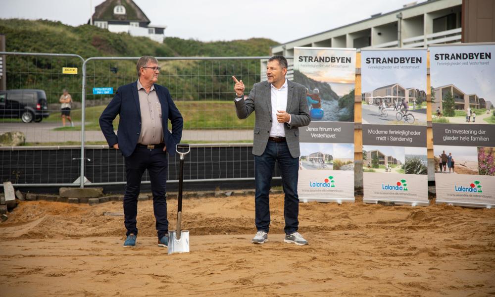Er det første spadestik overhovedet blevet taget, hvis ikke det er fotografisk foreviget? Her i det i hvert fald borgmester i Ringkøbing Skjern Kommune, Hans Østergaard (V) til venstre sammen med adm. direktør i Lalandia, Jan Harrit, inden den skinnende skovl skal smudses til. Nu er byggeriet officielt sat i gang. Er det første spadestik overhovedet blevet taget, hvis ikke det er fotografisk foreviget? Her i det i hvert fald borgmester i Ringkøbing Skjern Kommune, Hans Østergaard (V) til venstre sammen med adm. direktør i Lalandia, Jan Harrit, inden den skinnende skovl skal smudses til. Nu er byggeriet officielt sat i gang.