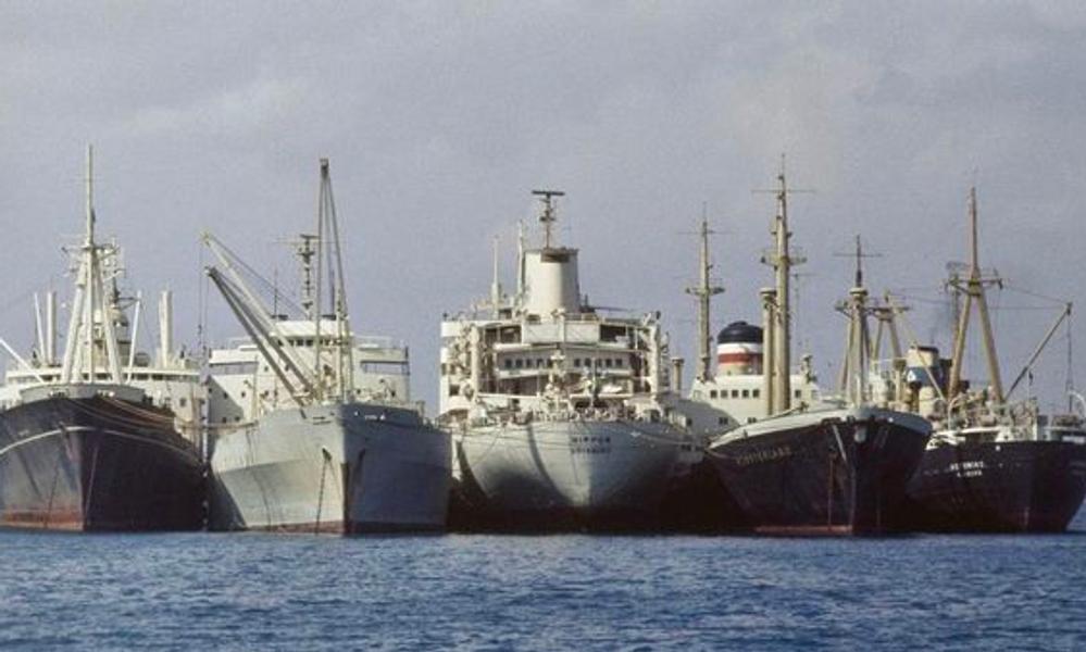 ) En af grupperne. Fra venstre mod højre: Essayons, 9097 tdv, bygget 1956 på La Ciotat til Cie. Messageries Maritime - Killara, 12.990 tdv, bygget 1966 på Eriksberg, Göteborg til RAB Transatlantic - Nippon, 10.831 tdv, bygget 1962 på Nederlandsche D&SB, Amsterdam til Svenska Ostasiatiske Kompagniet (Broströms) - Münsterland, 11.103 tdv, bygget 1960 på Hamburg Werft, Finkenwerder til Hamburg Amerika Linien - Nordwind, 11.437 tdv., bygget 1958 på Flensburger Werft til Nordstern Reederei ) En af grupperne. Fra venstre mod højre: Essayons, 9097 tdv, bygget 1956 på La Ciotat til Cie. Messageries Maritime - Killara, 12.990 tdv, bygget 1966 på Eriksberg, Göteborg til RAB Transatlantic - Nippon, 10.831 tdv, bygget 1962 på Nederlandsche D&SB, Amsterdam til Svenska Ostasiatiske Kompagniet (Broströms) - Münsterland, 11.103 tdv, bygget 1960 på Hamburg Werft, Finkenwerder til Hamburg Amerika Linien - Nordwind, 11.437 tdv., bygget 1958 på Flensburger Werft til Nordstern Reederei
