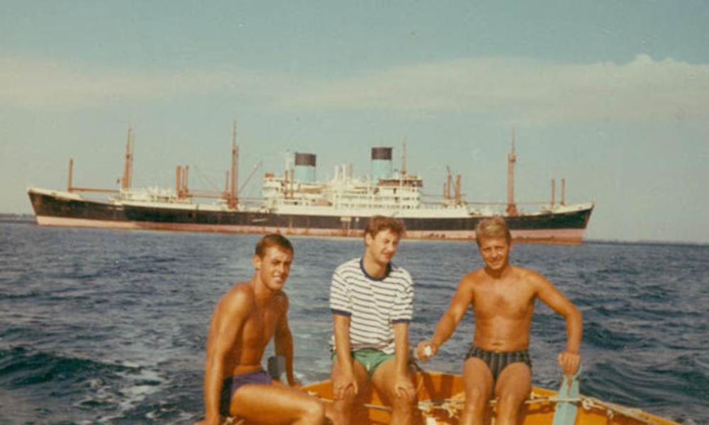 Engelske sømænd sejler en tur i redningsbåden med de to af de flotte klassiske skibe fra Blue Funnel Line bagved. Agapenor, bygget 1947, og Melampus, bygget 1960. Blue Funnel, Line, som var en del af Oceans Steamship Co., dannet i 1866, holdt stort set dette design i hele 13 år, og de to skibe er hhv. det første og det sidste. Som alle de store gamle engelske rederier overlevede det ikke konkurrencen. Der blev ikke skabt rammevilkår som i Danmark, og Oceans’ sidste krampetrækning var i 1988 – samme år som Danmark indførte DIS. Engelske sømænd sejler en tur i redningsbåden med de to af de flotte klassiske skibe fra Blue Funnel Line bagved. Agapenor, bygget 1947, og Melampus, bygget 1960. Blue Funnel, Line, som var en del af Oceans Steamship Co., dannet i 1866, holdt stort set dette design i hele 13 år, og de to skibe er hhv. det første og det sidste. Som alle de store gamle engelske rederier overlevede det ikke konkurrencen. Der blev ikke skabt rammevilkår som i Danmark, og Oceans’ sidste krampetrækning var i 1988 – samme år som Danmark indførte DIS.
