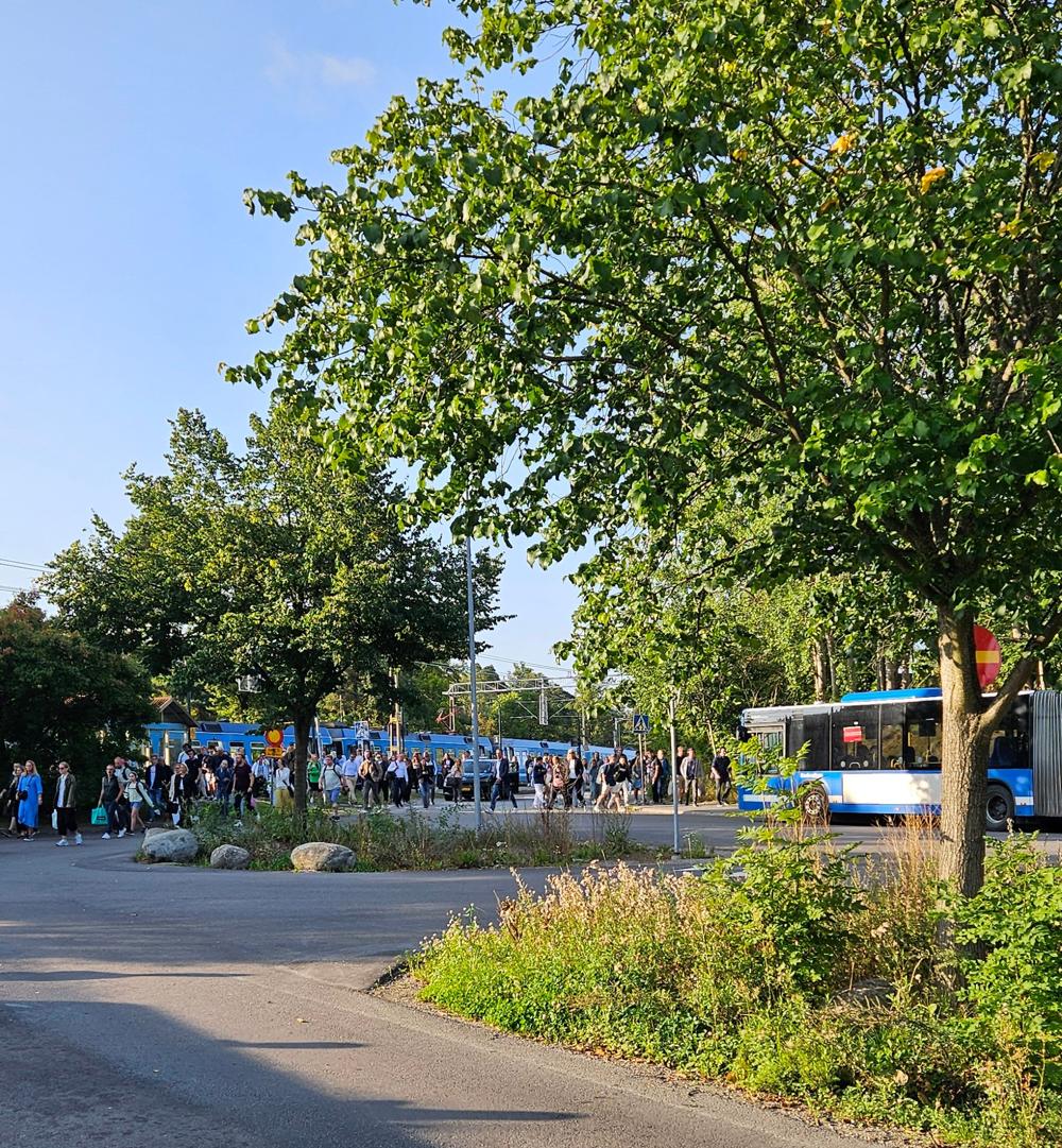 I augusti blev det totalstopp på Roslagsbanan vid Mörby station på grund av stillastående tåg. I augusti blev det totalstopp på Roslagsbanan vid Mörby station på grund av stillastående tåg.