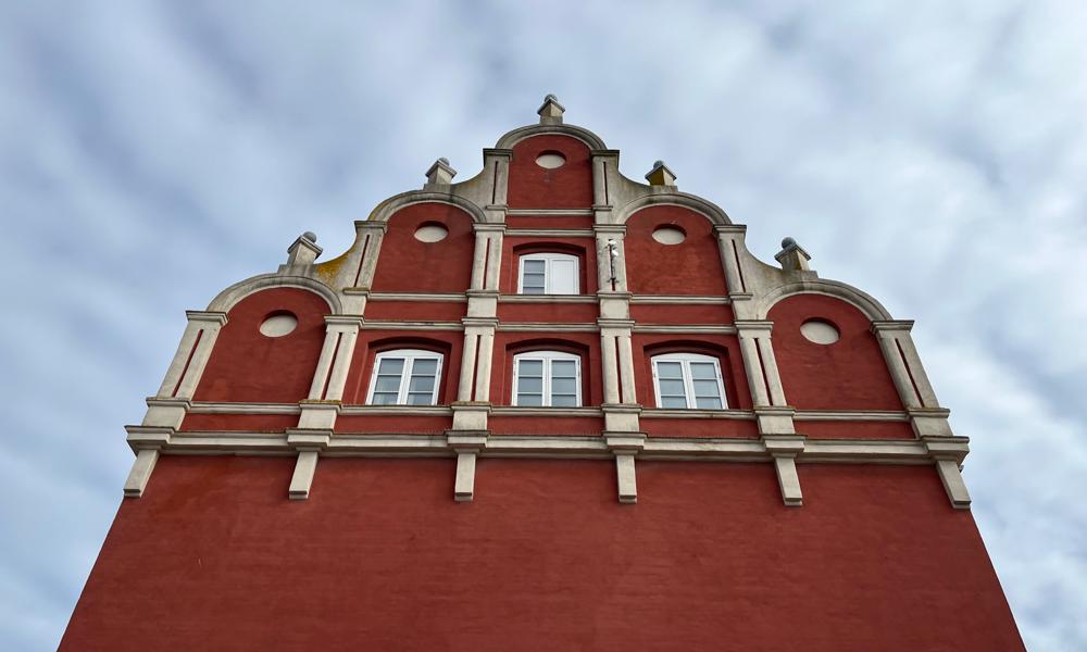 Det tidligere hotel fungerer i dag som havnekontor, hvor arbejdsroen nu er sikret. Det tidligere hotel fungerer i dag som havnekontor, hvor arbejdsroen nu er sikret.