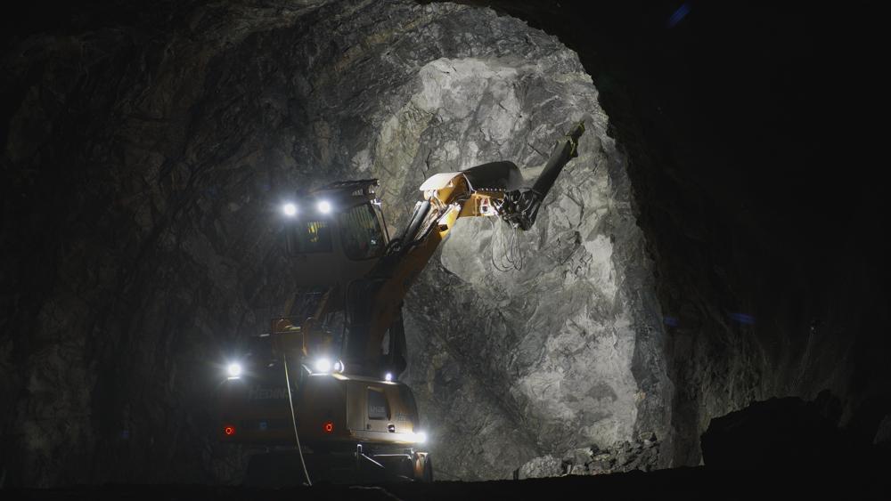 Tunnelbanebygget ger upphov till stora mängder utsprängt berg. Bilden är tagen när det skrotas i Barkarby. Tunnelbanebygget ger upphov till stora mängder utsprängt berg. Bilden är tagen när det skrotas i Barkarby.