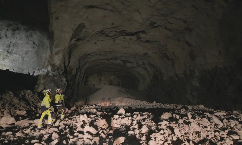 Nya tunnelbanan byggs i berget, här ser vi plattformen på Blå linje vid Gullmarsplan. Nya tunnelbanan byggs i berget, här ser vi plattformen på Blå linje vid Gullmarsplan.
