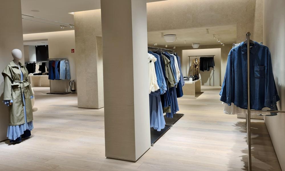 Butiksredningen i Götgatan-butiken är avskalad och ljus. Här har mycket fokus lagts på ljussättning och att produkterna ska vara i centrum. Butiksredningen i Götgatan-butiken är avskalad och ljus. Här har mycket fokus lagts på ljussättning och att produkterna ska vara i centrum.
