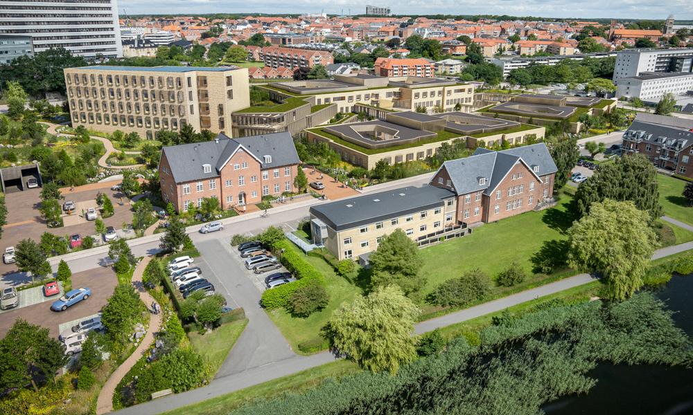 Byggeriet af Ny Psykiatri Viborg tvinger Region Midtjylland til at bygge nyt til funktioner, der bliver tvunget ud af Søndersøparken. Byggeriet af Ny Psykiatri Viborg tvinger Region Midtjylland til at bygge nyt til funktioner, der bliver tvunget ud af Søndersøparken.