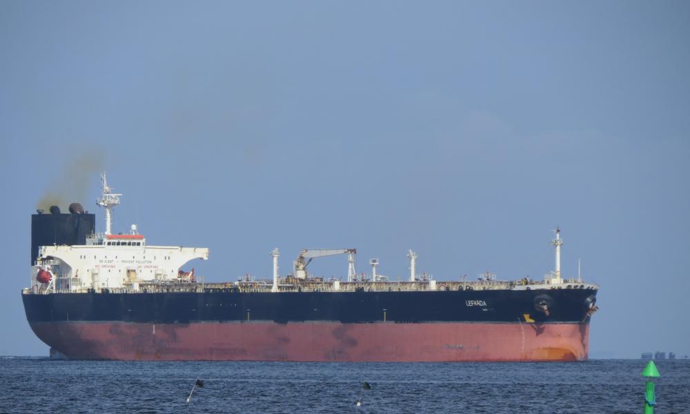 Billede fra Dragør 30. august. Råolietanker 'Lefkada', 105.522 dwt, bygget 2005. Efter to navneskift i 2021 er navnet nu 'Lefkada' siden december 2022. Ifølge Equasis ejes skibet av et rederi i Seychellerne og sejler under det flag også. Management derimod er i Indien. På marinetraffic kan man læse at skibet sejlede fra Vadinar Anchorage i Indien 20. juli med eta Baotic Marina i Kroatien 3. september. Destinationen var dog falsk, og skibet endte i Ust-Luga Ancorage i Rusland, hvor det lå for svaj I cirka halvanden måned. Når et skib på denne måde sejler med falsk eta er det et klart tegn på et skib skyggeflåden. De hyppige navneskift er en anden indikator. Billede fra Dragør 30. august. Råolietanker 'Lefkada', 105.522 dwt, bygget 2005. Efter to navneskift i 2021 er navnet nu 'Lefkada' siden december 2022. Ifølge Equasis ejes skibet av et rederi i Seychellerne og sejler under det flag også. Management derimod er i Indien. På marinetraffic kan man læse at skibet sejlede fra Vadinar Anchorage i Indien 20. juli med eta Baotic Marina i Kroatien 3. september. Destinationen var dog falsk, og skibet endte i Ust-Luga Ancorage i Rusland, hvor det lå for svaj I cirka halvanden måned. Når et skib på denne måde sejler med falsk eta er det et klart tegn på et skib skyggeflåden. De hyppige navneskift er en anden indikator.