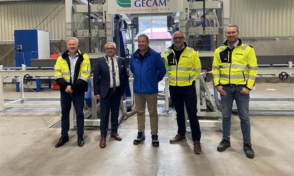 Fra venstre; Stein-Yngve Iversen (direktør for Smith Stål Sør-Norge), ordfører Tom Georg Indrevik, Bjørn Garvik (AIL, leverandør av slipemaskinen), Frank Brandhaug (daglig leder Smith Stål Bergen) og Ronnie Høvik (driftssjef). Fra venstre; Stein-Yngve Iversen (direktør for Smith Stål Sør-Norge), ordfører Tom Georg Indrevik, Bjørn Garvik (AIL, leverandør av slipemaskinen), Frank Brandhaug (daglig leder Smith Stål Bergen) og Ronnie Høvik (driftssjef).