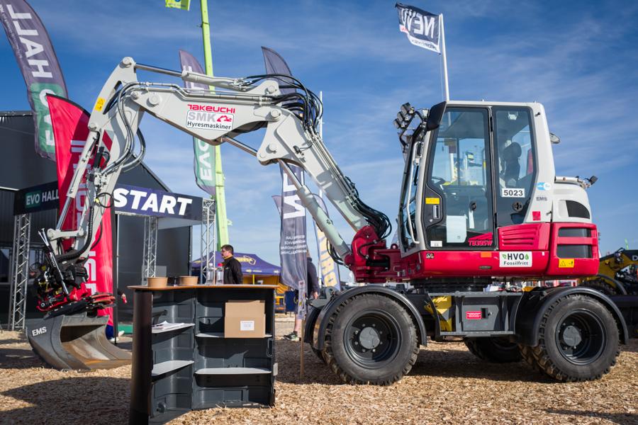 TB395W är en hjulgrävare med fyrhjulsstyrning från Takeuchi. TB395W är en hjulgrävare med fyrhjulsstyrning från Takeuchi.