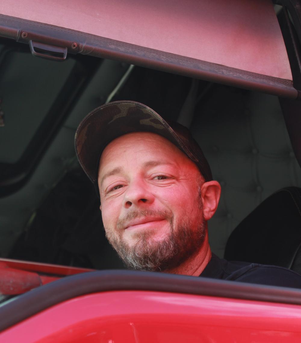 Kim Jensen, Jensen & Søn, Øster Lindet: Du skal tænke dig om, hvad du laver foran lastbilen. Vi kommer med en kraft, der ikke lige er til at stoppe. Folk tænker kun på sig selv, de vil først frem og trækker hasarderet ind foran. Det oplever vi for eksempel tit, når vi bliver overhalet ved vejarbejde. Kim Jensen, Jensen & Søn, Øster Lindet: Du skal tænke dig om, hvad du laver foran lastbilen. Vi kommer med en kraft, der ikke lige er til at stoppe. Folk tænker kun på sig selv, de vil først frem og trækker hasarderet ind foran. Det oplever vi for eksempel tit, når vi bliver overhalet ved vejarbejde.
