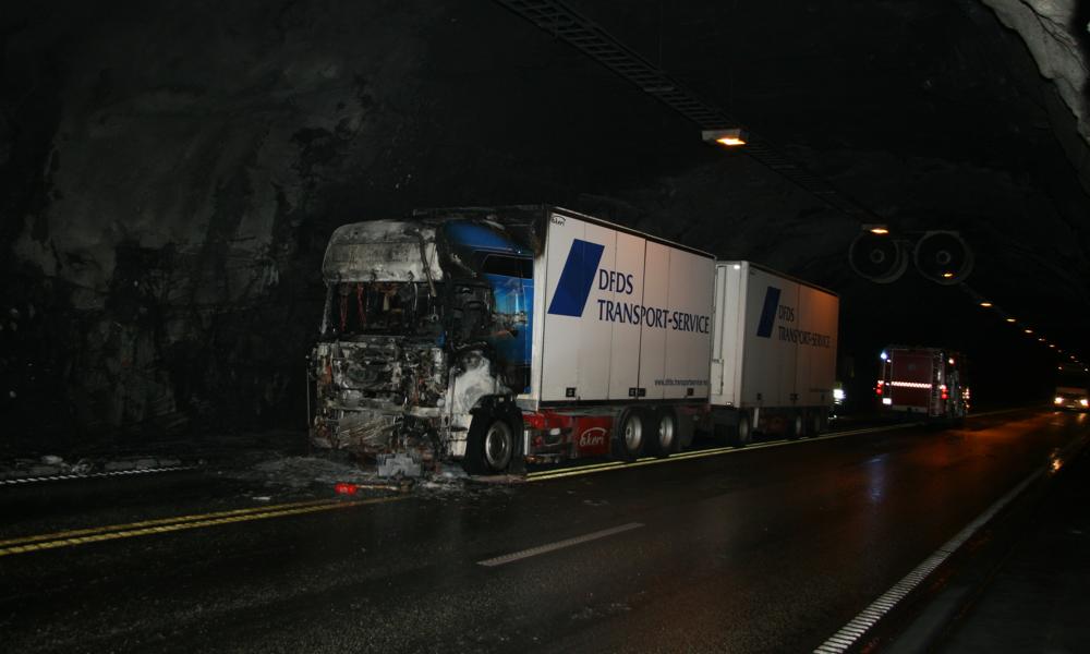 Denne lastebilen tok fyr på E39 i 2006. Her kan du lese hele den dramatiske historien som TransportMagasinet var alene om å fortelle Denne lastebilen tok fyr på E39 i 2006. Her kan du lese hele den dramatiske historien som TransportMagasinet var alene om å fortelle