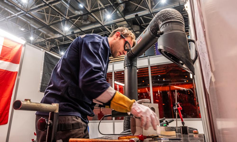Jakob Østergaard Nielsen under klejnsmedenes konkurrence ved Worldskills. Jakob Østergaard Nielsen under klejnsmedenes konkurrence ved Worldskills.