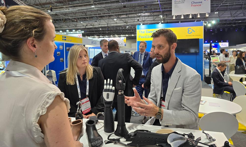 Sanna Oscarsson och Oskar Söderlund från Fillauer, som tillverkar proteser och ortoser, i samtal med Anastasia Flanagan, Swecare. Sanna Oscarsson och Oskar Söderlund från Fillauer, som tillverkar proteser och ortoser, i samtal med Anastasia Flanagan, Swecare.