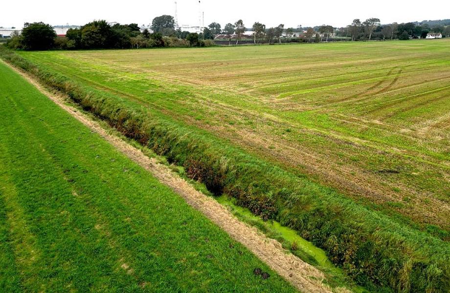 Pindstrup Bæk med Kronospan i baggrunden. Pindstrup Bæk med Kronospan i baggrunden.