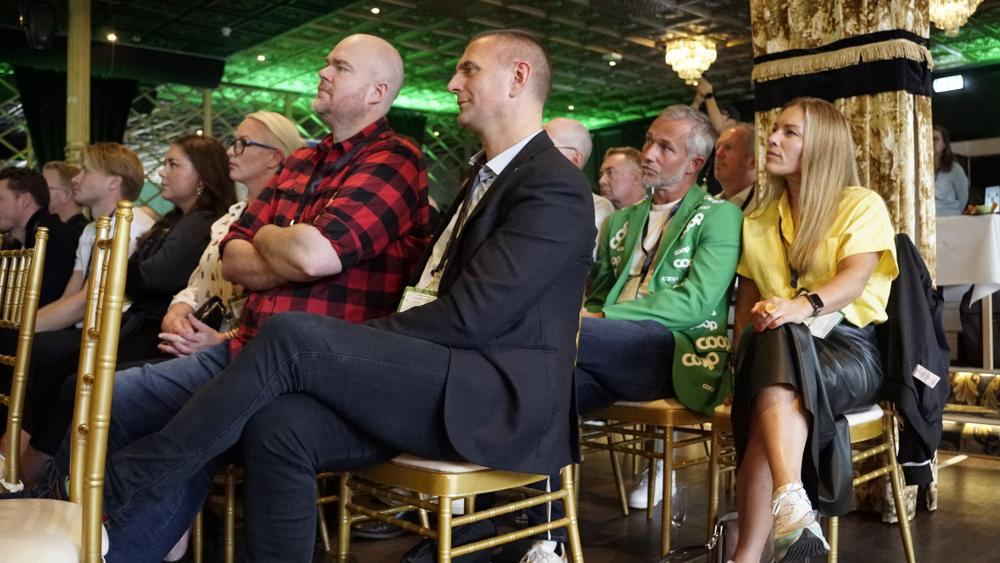 Färgstark publik. Färgstark publik.