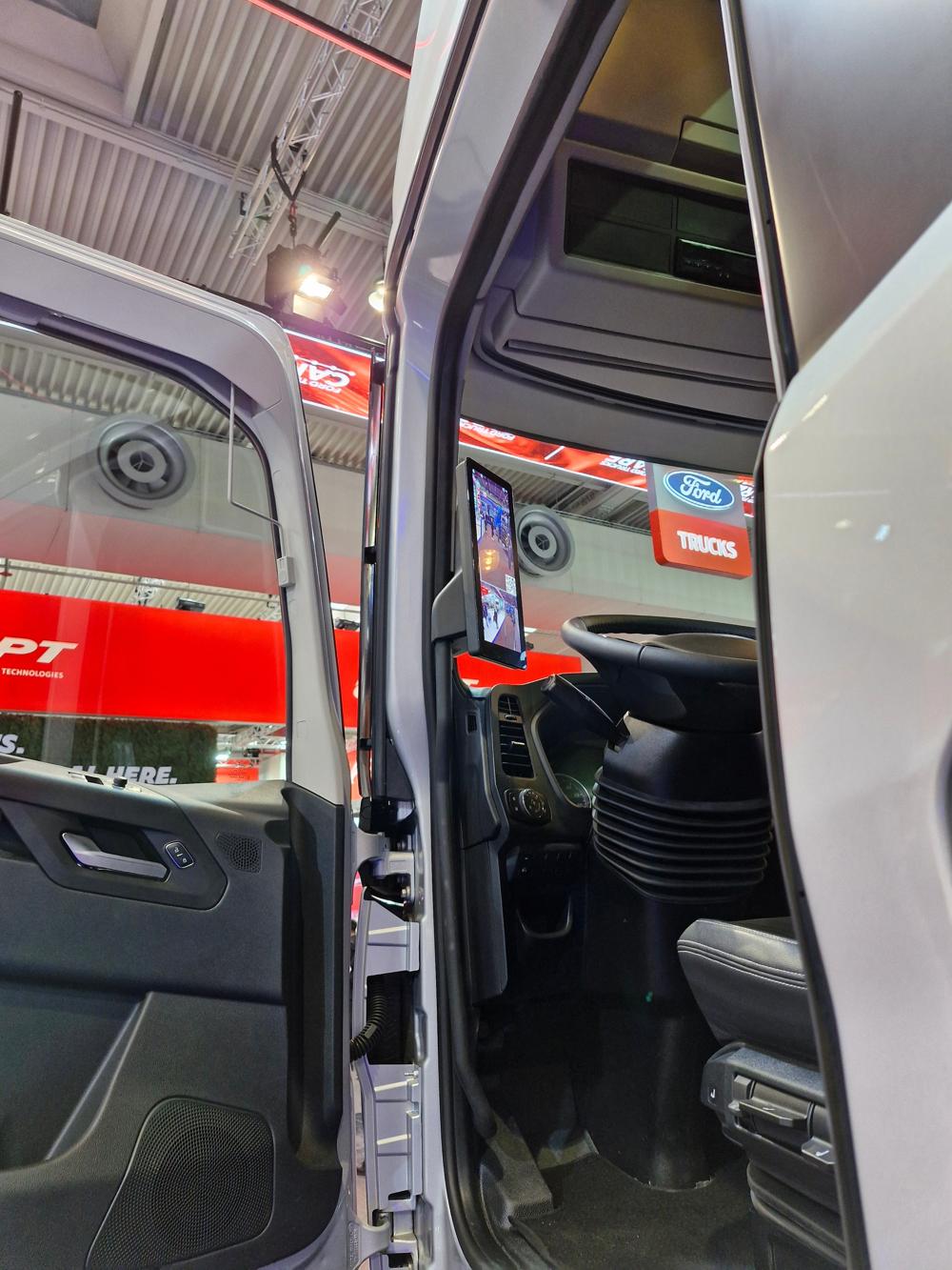 Ford Trucks kan nu også levere digitale sidespejle med skærme på A-stolpen i stedet for sidespejle. Ford Trucks kan nu også levere digitale sidespejle med skærme på A-stolpen i stedet for sidespejle.