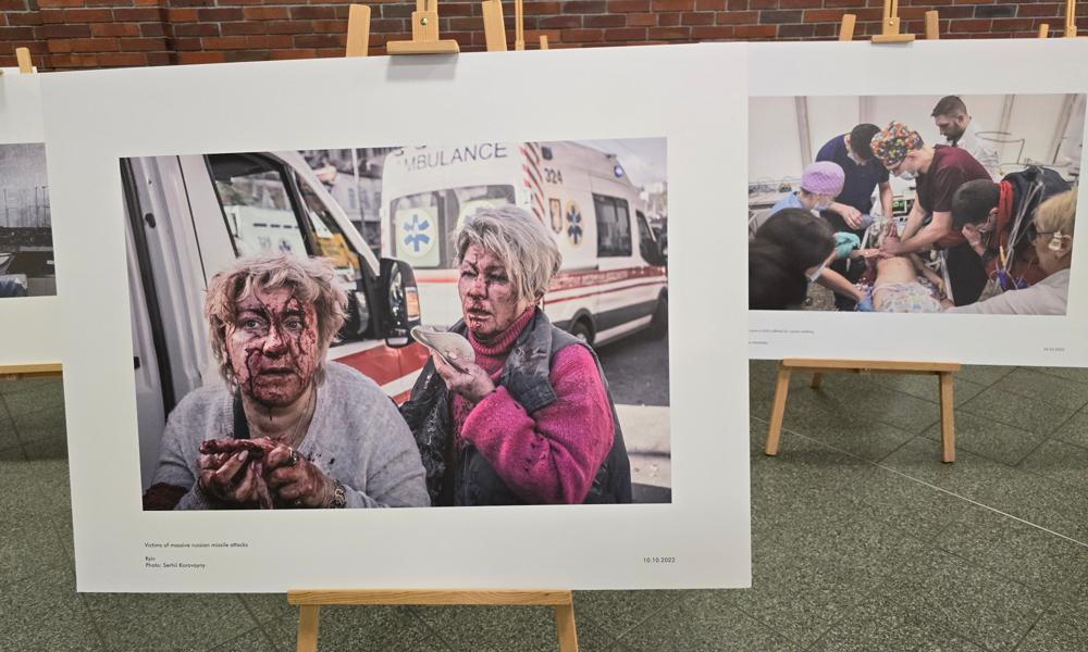 I entrén till mässan fanns bilder på personer som fallit offer för kriget i Ukraina. I entrén till mässan fanns bilder på personer som fallit offer för kriget i Ukraina.