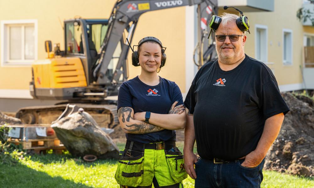 Nordmalings Grävteknik har fyra anställda, till vänster om vd Klas Andersson ser vi här maskinföraren/markarbetaren Victoria Weinehall. Nordmalings Grävteknik har fyra anställda, till vänster om vd Klas Andersson ser vi här maskinföraren/markarbetaren Victoria Weinehall.
