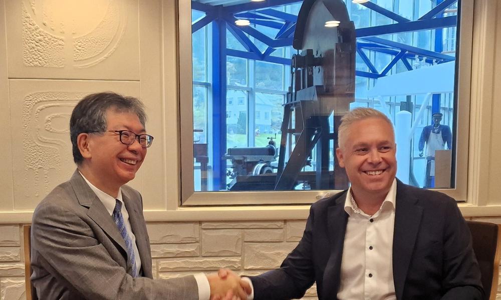 Kontrakt: Mr. Mamoru Watanabe administrerende direktør i NTT World Engineering Marine Corp. og Hans Jørgen Fedog signerer kontrakten. Kontrakt: Mr. Mamoru Watanabe administrerende direktør i NTT World Engineering Marine Corp. og Hans Jørgen Fedog signerer kontrakten.