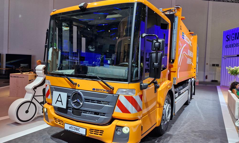 Et eksemplar af eEconic - her i 6x2 version - udstillet på IAA Transportation 2024 i Hannover. Et eksemplar af eEconic - her i 6x2 version - udstillet på IAA Transportation 2024 i Hannover.