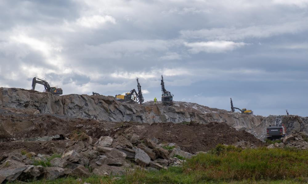 Vi har fått flere borerigger på plass nå, derfor kan det sprenges oftere enn tidligere. I tillegg sprenges det mindre salver i forbindelse med grøftegraving legger nord på området. Vi har fått flere borerigger på plass nå, derfor kan det sprenges oftere enn tidligere. I tillegg sprenges det mindre salver i forbindelse med grøftegraving legger nord på området.