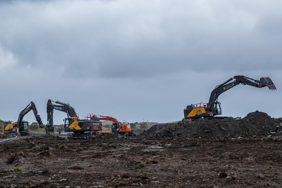Nord på området jobbes det med å klargjøre for grøfter og fremføring av rør og annen infrastruktur. Maskinene her har nok å gjøre! Nord på området jobbes det med å klargjøre for grøfter og fremføring av rør og annen infrastruktur. Maskinene her har nok å gjøre!