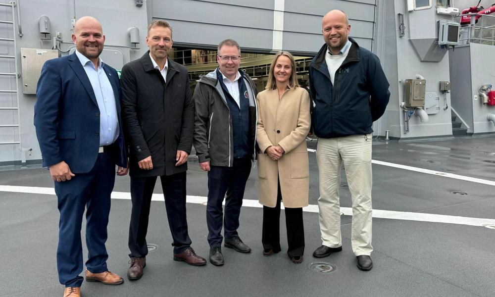 Norge-bygging: Trygve Slagsvold Vedum og Bjørn Arild Gram sammen med representanter fra VARD-konsernet. De to minsistrene lovet langt på vei at nye fregatter kan bli bygget i Norge. Norge-bygging: Trygve Slagsvold Vedum og Bjørn Arild Gram sammen med representanter fra VARD-konsernet. De to minsistrene lovet langt på vei at nye fregatter kan bli bygget i Norge.