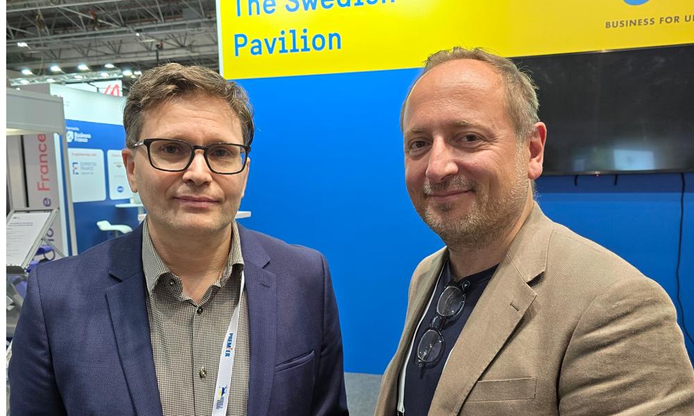 En av initiativtagarna till det svenska deltagandet på Rebuild Ukraine var Ny Teknik. Både Ny Tekniks chefredaktör Thomas Peterssohn (t.h. i bild) och Life Science Swedens och Medtech Magazines chefredaktör Samuel Lagercrantz deltog på mässan i Warszawa. En av initiativtagarna till det svenska deltagandet på Rebuild Ukraine var Ny Teknik. Både Ny Tekniks chefredaktör Thomas Peterssohn (t.h. i bild) och Life Science Swedens och Medtech Magazines chefredaktör Samuel Lagercrantz deltog på mässan i Warszawa.