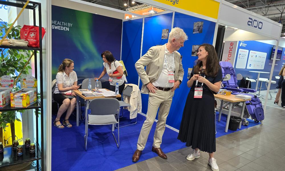 Peter Davidson från Forever Sustainable och Mikaela Annerling Swahn, Kateryna Pavelko och Anastasia Flanagan från Swecare. Peter Davidson från Forever Sustainable och Mikaela Annerling Swahn, Kateryna Pavelko och Anastasia Flanagan från Swecare.