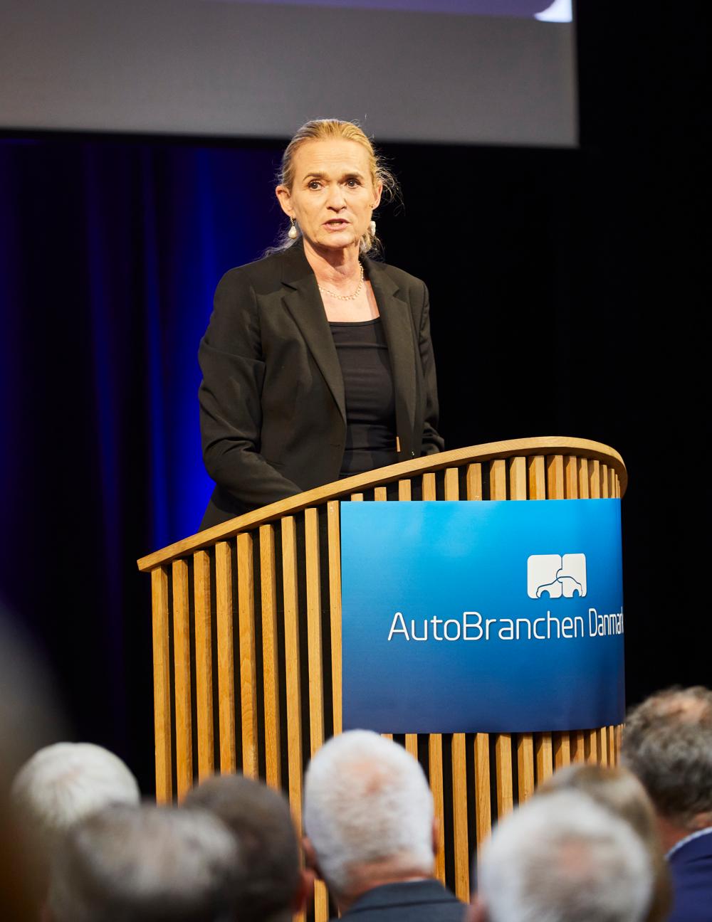 På talerstolen til Autobranchen Danmarks årsdag talte direktør Gitte Seeberg om, at branchekontrakten mellem importører og forhandlere er gået i stykker. På talerstolen til Autobranchen Danmarks årsdag talte direktør Gitte Seeberg om, at branchekontrakten mellem importører og forhandlere er gået i stykker.