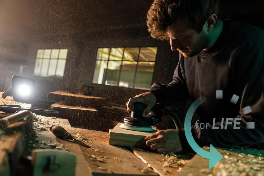 FOR LIFE-konceptet repræsenterer en ny og banebrydende tankegang, der fokuserer på at genopfinde LED-arbejdslampernes design og funktionalitet og samtidig optimere energieffektiviteten til det yderste. FOR LIFE-konceptet repræsenterer en ny og banebrydende tankegang, der fokuserer på at genopfinde LED-arbejdslampernes design og funktionalitet og samtidig optimere energieffektiviteten til det yderste.