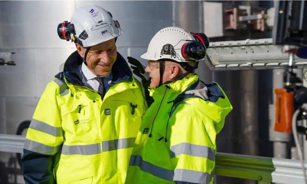 Åpning: Energiminister Terje Aasland og Equinors konsernsjef Anders Opedal under åpningen av Northern Lights-anlegget. Åpning: Energiminister Terje Aasland og Equinors konsernsjef Anders Opedal under åpningen av Northern Lights-anlegget.