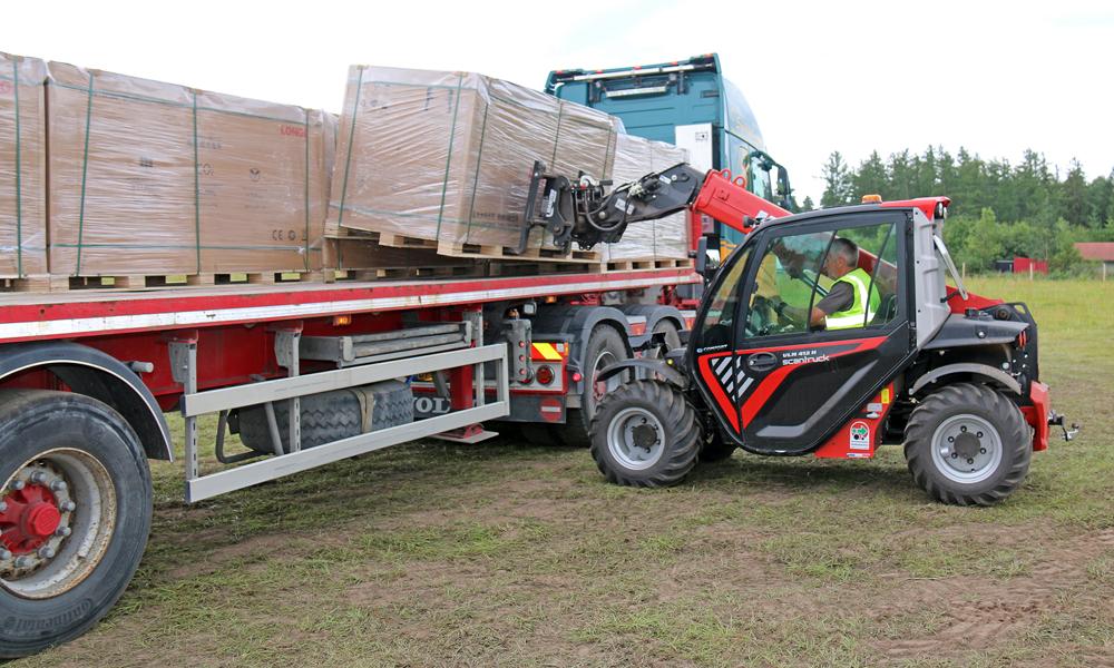 En af de små aktører i det store solenergiprojekt har spillet og spiller fortsat en af de store roller. Nemlig Manitou ULM412H. Den mindste maskine i sortimentet fra den frannske producent af teleskoplæssere, Manitou. En af de små aktører i det store solenergiprojekt har spillet og spiller fortsat en af de store roller. Nemlig Manitou ULM412H. Den mindste maskine i sortimentet fra den frannske producent af teleskoplæssere, Manitou.