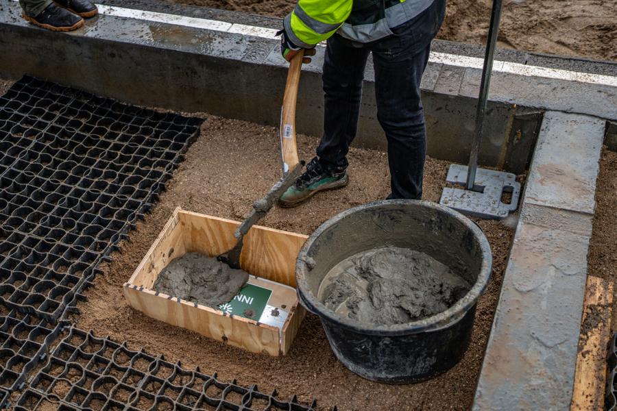 Grundstenen er en metalkasse, der blandt andet indeholder en flaske med geotermisk vand og dagens avis. Grundstenen er en metalkasse, der blandt andet indeholder en flaske med geotermisk vand og dagens avis.
