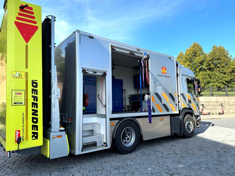 Skapet på vaktbilen rommer blant mye annet en vertikal stige, en kraftig elektrisk vinsj, kald asfalt og kanner med drivstoff og en strømstarter for å hjelpe de som har kjørt tomt videre fortest mulig. Skapet på vaktbilen rommer blant mye annet en vertikal stige, en kraftig elektrisk vinsj, kald asfalt og kanner med drivstoff og en strømstarter for å hjelpe de som har kjørt tomt videre fortest mulig.