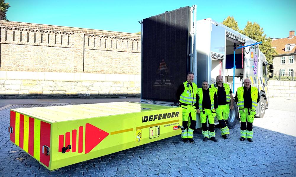 Den nye vaktbilen i Oslo er betjent døgnet rundt. Mannskapet har fått en spesialbygget bil som gjør arbeidsplassen enklere og tryggere. Fv. Tom Irvung, Bengt Kristiansen, Rune Gjengedal, Arne Bahus. Den nye vaktbilen i Oslo er betjent døgnet rundt. Mannskapet har fått en spesialbygget bil som gjør arbeidsplassen enklere og tryggere. Fv. Tom Irvung, Bengt Kristiansen, Rune Gjengedal, Arne Bahus.