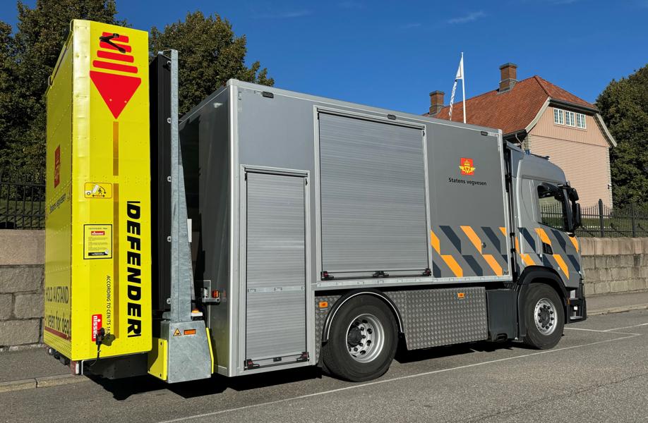 Skapet på vaktbilen rommer blant mye annet en vertikal stige, en kraftig elektrisk vinsj, kald asfalt og kanner med drivstoff og en strømstarter for å hjelpe de som har kjørt tomt videre fortest mulig. Skapet på vaktbilen rommer blant mye annet en vertikal stige, en kraftig elektrisk vinsj, kald asfalt og kanner med drivstoff og en strømstarter for å hjelpe de som har kjørt tomt videre fortest mulig.