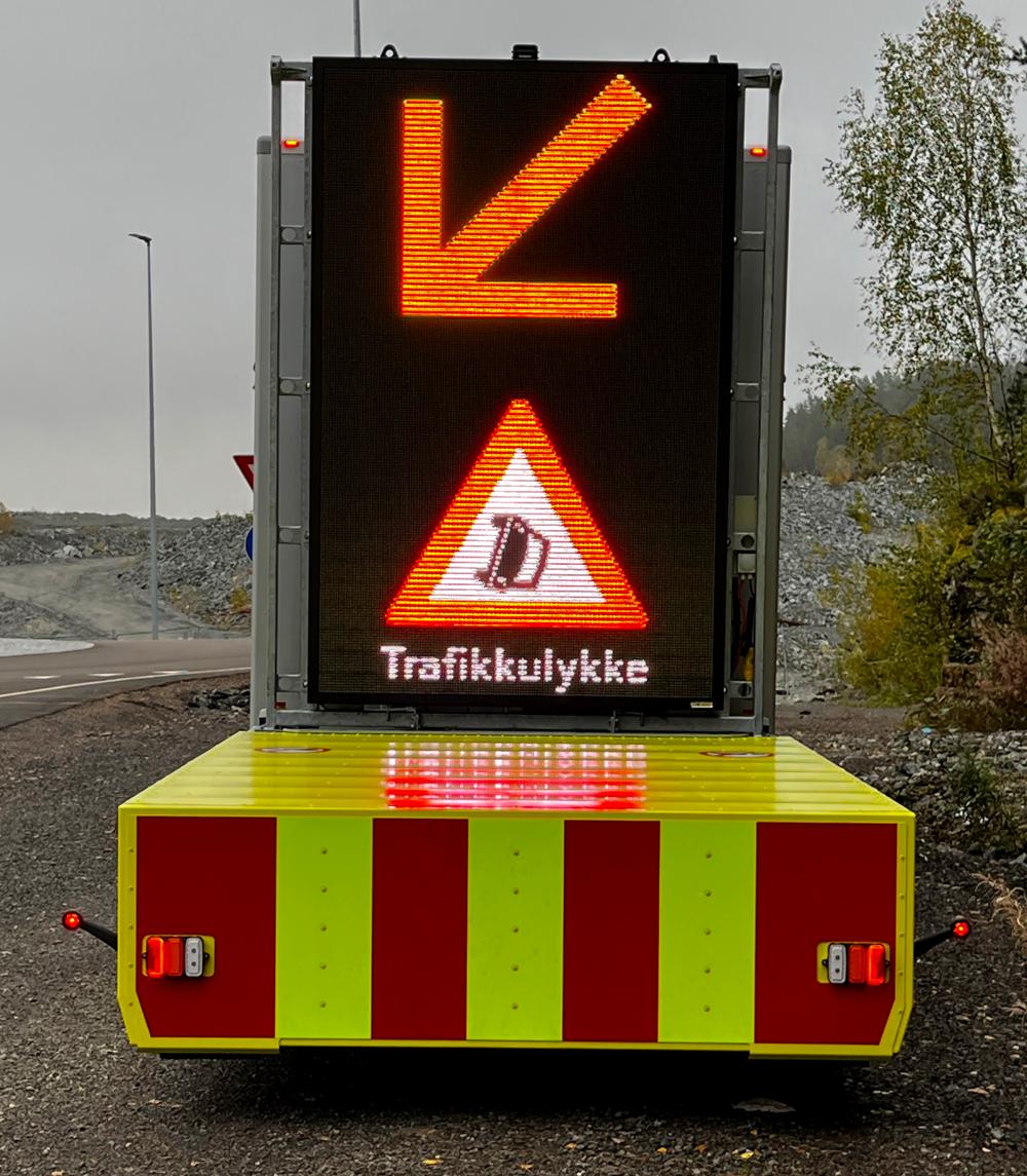 Støtputa bak på vaktbilen skal beskytte mannskapet når de arbeider i veien. Den tåler å bli påkjørt i opptil 110 km/t. LED-lystavla varsler trafikantene tydelig om at det har skjedd noe på veien. Støtputa bak på vaktbilen skal beskytte mannskapet når de arbeider i veien. Den tåler å bli påkjørt i opptil 110 km/t. LED-lystavla varsler trafikantene tydelig om at det har skjedd noe på veien.