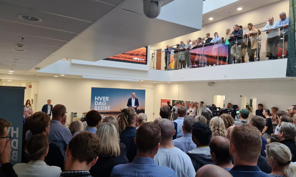 Anders Hagh (bagerst i rummet) præsenterede tirsdag kl. 9 den nye milliardstrategi forhovedkontorets medarbejdere i det vestlige Aarhus. Anders Hagh (bagerst i rummet) præsenterede tirsdag kl. 9 den nye milliardstrategi forhovedkontorets medarbejdere i det vestlige Aarhus.