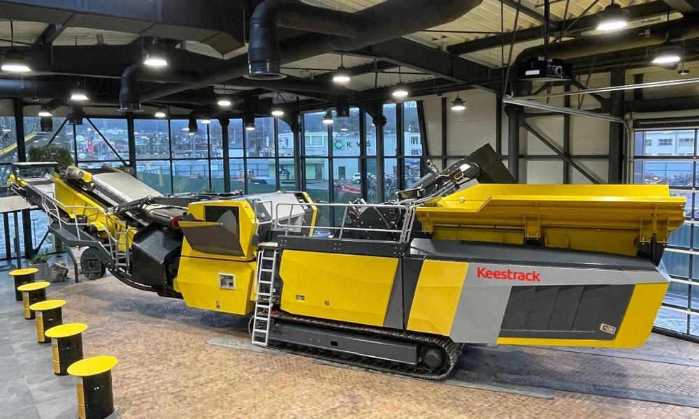 Maskinen väger 56 ton med sikt och kan drivas antingen via ett genset eller via nätström. Maskinen väger 56 ton med sikt och kan drivas antingen via ett genset eller via nätström.