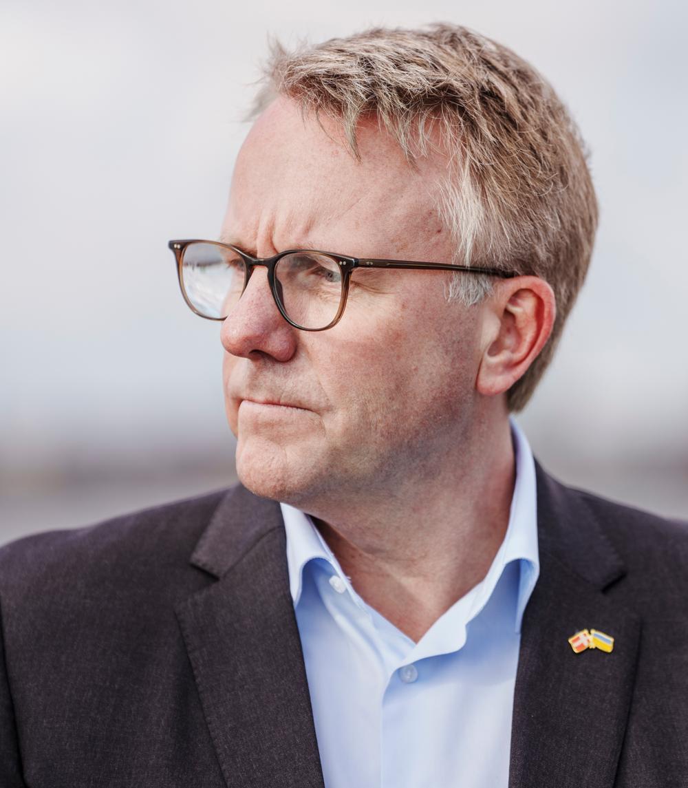 - Erhvervshavnene udfordres af en ny virkelighed med krig i Europa og en massiv grøn omstilling. Forsyningssikkerhed er blevet helt afgørende, og erhvervshavnene er derfor en del af svaret på nutidens udfordringer, lyder det fra erhvervsminister Morten Bødskov. - Erhvervshavnene udfordres af en ny virkelighed med krig i Europa og en massiv grøn omstilling. Forsyningssikkerhed er blevet helt afgørende, og erhvervshavnene er derfor en del af svaret på nutidens udfordringer, lyder det fra erhvervsminister Morten Bødskov.
