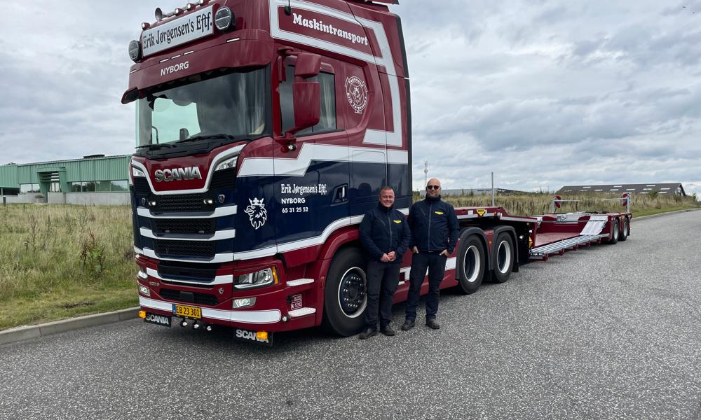 Et par chauffører fra Erik Jørgensens Eftf. afhentede den nye Broshuis forleden. Et par chauffører fra Erik Jørgensens Eftf. afhentede den nye Broshuis forleden.